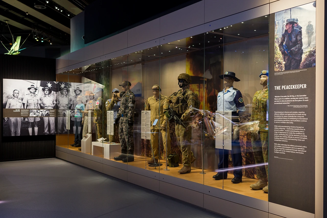 Long uniform showcase with mannequins in peacekeeper dress