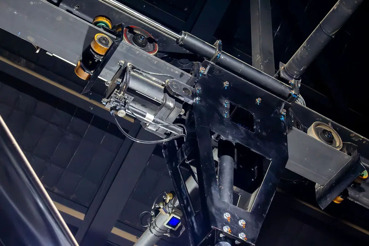 Performer flying training, rig set